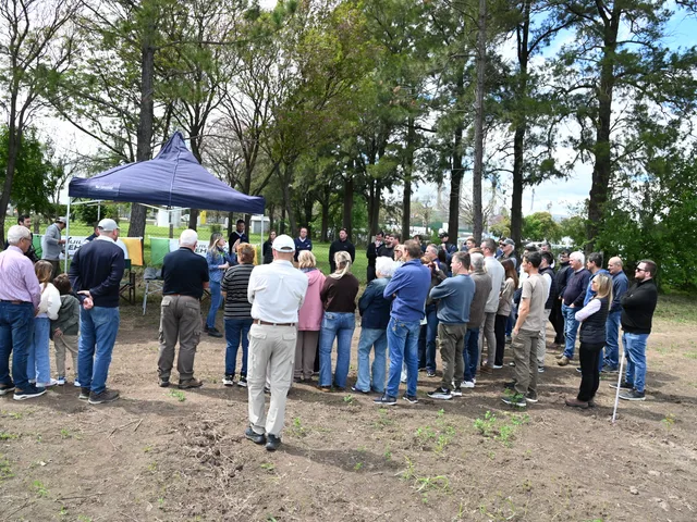 La Cooperativa Guillermo Lehmann inauguró en Pilar su tercera Reserva Forestal, en una jornada que tuvo como protagonistas a sus asociados y sus familias, quienes participaron de la plantación de nuevos ejemplares en un predio de dos hectáreas.  La actividad se desarrolló como parte del Plan de Celebración por el 75° aniversario de la institución, una agenda de iniciativas que comenzó el pasado 21 de mayo y que busca compartir este año especial con las personas, organizaciones y comunidades que forman parte de la historia de la Lehmann.  Bajo la consigna “Un árbol por cada socio”, se implantaron 2.200 eucaliptos clones, especies que se caracterizan por su importante capacidad de captura de carbono. La propuesta constituye una nueva acción dentro de la estrategia de sustentabilidad de la entidad, que contempla las dimensiones ambiental, económica y social.  El encuentro comenzó con las palabras de bienvenida del Presidente de la Cooperativa, Emmanuel Pietrobón, quien recibió a los productores de la región, integrantes de distintas familias, exconsejeros y colaboradores que se acercaron para acompañar esta iniciativa.  Uno de los aspectos más destacados fue el ambiente familiar que se generó durante la plantación. En algunos casos, tres generaciones de una misma familia, desde abuelos hasta nietos, compartieron la experiencia de plantar un árbol, dejando una imagen que reflejó especialmente el espíritu de esta celebración.  De esta manera, el concepto “Generación con generación”, que acompaña el aniversario institucional, encontró una expresión concreta. Cada ejemplar representa el reconocimiento a quienes contribuyeron al desarrollo de la Cooperativa y la posibilidad de proyectar ese legado hacia quienes continuarán construyendo su futuro.  La jornada también contó con la participación de la Dra. Jonicélia Araujo, Directora de la cátedra y Coordinadora de Programas y Relaciones Institucionales de la Facultad de Ciencias Agrarias de la Universidad Nacional del Litoral (FCA-UNL), quien estuvo acompañada por profesionales de esa casa de estudios.  Durante la actividad, los especialistas brindaron explicaciones sobre las características de las especies implantadas, su desarrollo y el aporte ambiental esperado. Esta participación dio continuidad al trabajo técnico que la Cooperativa viene realizando junto a la Universidad, aprovechando los conocimientos y las experiencias adquiridas en proyectos anteriores.  Tres Reservas Forestales, un compromiso que continúa creciendo  La inauguración de este nuevo espacio representa otro paso en un recorrido que la Lehmann comenzó en 2021, con la Reserva Forestal de San Agustín, donde se implantaron 4.900 árboles.  En 2024, en el marco de los 25 años del Grupo Juvenil, se concretó la segunda experiencia en Pilar, con la creación de la Reserva Forestal 25 Años de la Juventud, integrada por 1.980 ejemplares. Allí se utilizaron eucaliptos clones, las mismas especies elegidas para esta tercera iniciativa.  Con la incorporación del nuevo predio, la Cooperativa alcanza 9.080 árboles implantados en sus tres reservas forestales, consolidando un proceso que combina acciones ambientales, seguimiento profesional y aprendizaje continuo.  Estos proyectos forman parte de una mirada institucional que busca impulsar prácticas responsables y generar aportes concretos a los territorios donde la Lehmann desarrolla su actividad.  Una celebración compartida con quienes construyen nuestra historia  La inauguración tuvo un significado particular dentro de los festejos por los 75 años de la Cooperativa. En esta oportunidad, la celebración estuvo centrada en los asociados, quienes desde hace generaciones sostienen y dan sentido a la organización.  Ver a productores junto a sus hijos y nietos, compartiendo una actividad vinculada al cuidado del ambiente, permitió reflejar uno de los propósitos de este aniversario. Celebrar junto a otros, reconociendo el camino recorrido y generando acciones que permanezcan en el tiempo.  Los árboles que comenzaron a crecer en Pilar serán parte del paisaje de la comunidad durante los próximos años. También quedará el recuerdo de quienes participaron de su plantación y podrán regresar, con el paso del tiempo, para observar su desarrollo.  Con esta tercera Reserva Forestal, la Lehmann sumó una nueva acción a su Plan de Celebración en Red, reafirmando una manera de entender el cooperativismo que integra a las personas, fortalece los vínculos y promueve proyectos compartidos.  75 años. Generación con generación.  Un árbol por cada socio. Una huella que plantamos juntos y que queremos ver crecer.