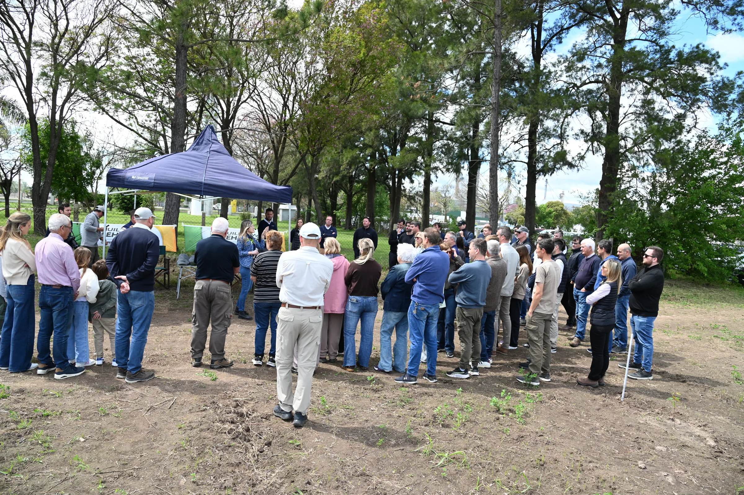 La Cooperativa Guillermo Lehmann inauguró en Pilar su tercera Reserva Forestal, en una jornada que tuvo como protagonistas a sus asociados y sus familias, quienes participaron de la plantación de nuevos ejemplares en un predio de dos hectáreas.  La actividad se desarrolló como parte del Plan de Celebración por el 75° aniversario de la institución, una agenda de iniciativas que comenzó el pasado 21 de mayo y que busca compartir este año especial con las personas, organizaciones y comunidades que forman parte de la historia de la Lehmann.  Bajo la consigna “Un árbol por cada socio”, se implantaron 2.200 eucaliptos clones, especies que se caracterizan por su importante capacidad de captura de carbono. La propuesta constituye una nueva acción dentro de la estrategia de sustentabilidad de la entidad, que contempla las dimensiones ambiental, económica y social.  El encuentro comenzó con las palabras de bienvenida del Presidente de la Cooperativa, Emmanuel Pietrobón, quien recibió a los productores de la región, integrantes de distintas familias, exconsejeros y colaboradores que se acercaron para acompañar esta iniciativa.  Uno de los aspectos más destacados fue el ambiente familiar que se generó durante la plantación. En algunos casos, tres generaciones de una misma familia, desde abuelos hasta nietos, compartieron la experiencia de plantar un árbol, dejando una imagen que reflejó especialmente el espíritu de esta celebración.  De esta manera, el concepto “Generación con generación”, que acompaña el aniversario institucional, encontró una expresión concreta. Cada ejemplar representa el reconocimiento a quienes contribuyeron al desarrollo de la Cooperativa y la posibilidad de proyectar ese legado hacia quienes continuarán construyendo su futuro.  La jornada también contó con la participación de la Dra. Jonicélia Araujo, Directora de la cátedra y Coordinadora de Programas y Relaciones Institucionales de la Facultad de Ciencias Agrarias de la Universidad Nacional del Litoral (FCA-UNL), quien estuvo acompañada por profesionales de esa casa de estudios.  Durante la actividad, los especialistas brindaron explicaciones sobre las características de las especies implantadas, su desarrollo y el aporte ambiental esperado. Esta participación dio continuidad al trabajo técnico que la Cooperativa viene realizando junto a la Universidad, aprovechando los conocimientos y las experiencias adquiridas en proyectos anteriores.  Tres Reservas Forestales, un compromiso que continúa creciendo  La inauguración de este nuevo espacio representa otro paso en un recorrido que la Lehmann comenzó en 2021, con la Reserva Forestal de San Agustín, donde se implantaron 4.900 árboles.  En 2024, en el marco de los 25 años del Grupo Juvenil, se concretó la segunda experiencia en Pilar, con la creación de la Reserva Forestal 25 Años de la Juventud, integrada por 1.980 ejemplares. Allí se utilizaron eucaliptos clones, las mismas especies elegidas para esta tercera iniciativa.  Con la incorporación del nuevo predio, la Cooperativa alcanza 9.080 árboles implantados en sus tres reservas forestales, consolidando un proceso que combina acciones ambientales, seguimiento profesional y aprendizaje continuo.  Estos proyectos forman parte de una mirada institucional que busca impulsar prácticas responsables y generar aportes concretos a los territorios donde la Lehmann desarrolla su actividad.  Una celebración compartida con quienes construyen nuestra historia  La inauguración tuvo un significado particular dentro de los festejos por los 75 años de la Cooperativa. En esta oportunidad, la celebración estuvo centrada en los asociados, quienes desde hace generaciones sostienen y dan sentido a la organización.  Ver a productores junto a sus hijos y nietos, compartiendo una actividad vinculada al cuidado del ambiente, permitió reflejar uno de los propósitos de este aniversario. Celebrar junto a otros, reconociendo el camino recorrido y generando acciones que permanezcan en el tiempo.  Los árboles que comenzaron a crecer en Pilar serán parte del paisaje de la comunidad durante los próximos años. También quedará el recuerdo de quienes participaron de su plantación y podrán regresar, con el paso del tiempo, para observar su desarrollo.  Con esta tercera Reserva Forestal, la Lehmann sumó una nueva acción a su Plan de Celebración en Red, reafirmando una manera de entender el cooperativismo que integra a las personas, fortalece los vínculos y promueve proyectos compartidos.  75 años. Generación con generación.  Un árbol por cada socio. Una huella que plantamos juntos y que queremos ver crecer.