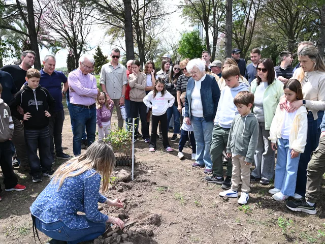 La Cooperativa Guillermo Lehmann inauguró en Pilar su tercera Reserva Forestal, en una jornada que tuvo como protagonistas a sus asociados y sus familias, quienes participaron de la plantación de nuevos ejemplares en un predio de dos hectáreas.  La actividad se desarrolló como parte del Plan de Celebración por el 75° aniversario de la institución, una agenda de iniciativas que comenzó el pasado 21 de mayo y que busca compartir este año especial con las personas, organizaciones y comunidades que forman parte de la historia de la Lehmann.  Bajo la consigna “Un árbol por cada socio”, se implantaron 2.200 eucaliptos clones, especies que se caracterizan por su importante capacidad de captura de carbono. La propuesta constituye una nueva acción dentro de la estrategia de sustentabilidad de la entidad, que contempla las dimensiones ambiental, económica y social.  El encuentro comenzó con las palabras de bienvenida del Presidente de la Cooperativa, Emmanuel Pietrobón, quien recibió a los productores de la región, integrantes de distintas familias, exconsejeros y colaboradores que se acercaron para acompañar esta iniciativa.  Uno de los aspectos más destacados fue el ambiente familiar que se generó durante la plantación. En algunos casos, tres generaciones de una misma familia, desde abuelos hasta nietos, compartieron la experiencia de plantar un árbol, dejando una imagen que reflejó especialmente el espíritu de esta celebración.  De esta manera, el concepto “Generación con generación”, que acompaña el aniversario institucional, encontró una expresión concreta. Cada ejemplar representa el reconocimiento a quienes contribuyeron al desarrollo de la Cooperativa y la posibilidad de proyectar ese legado hacia quienes continuarán construyendo su futuro.  La jornada también contó con la participación de la Dra. Jonicélia Araujo, Directora de la cátedra y Coordinadora de Programas y Relaciones Institucionales de la Facultad de Ciencias Agrarias de la Universidad Nacional del Litoral (FCA-UNL), quien estuvo acompañada por profesionales de esa casa de estudios.  Durante la actividad, los especialistas brindaron explicaciones sobre las características de las especies implantadas, su desarrollo y el aporte ambiental esperado. Esta participación dio continuidad al trabajo técnico que la Cooperativa viene realizando junto a la Universidad, aprovechando los conocimientos y las experiencias adquiridas en proyectos anteriores.  Tres Reservas Forestales, un compromiso que continúa creciendo  La inauguración de este nuevo espacio representa otro paso en un recorrido que la Lehmann comenzó en 2021, con la Reserva Forestal de San Agustín, donde se implantaron 4.900 árboles.  En 2024, en el marco de los 25 años del Grupo Juvenil, se concretó la segunda experiencia en Pilar, con la creación de la Reserva Forestal 25 Años de la Juventud, integrada por 1.980 ejemplares. Allí se utilizaron eucaliptos clones, las mismas especies elegidas para esta tercera iniciativa.  Con la incorporación del nuevo predio, la Cooperativa alcanza 9.080 árboles implantados en sus tres reservas forestales, consolidando un proceso que combina acciones ambientales, seguimiento profesional y aprendizaje continuo.  Estos proyectos forman parte de una mirada institucional que busca impulsar prácticas responsables y generar aportes concretos a los territorios donde la Lehmann desarrolla su actividad.  Una celebración compartida con quienes construyen nuestra historia  La inauguración tuvo un significado particular dentro de los festejos por los 75 años de la Cooperativa. En esta oportunidad, la celebración estuvo centrada en los asociados, quienes desde hace generaciones sostienen y dan sentido a la organización.  Ver a productores junto a sus hijos y nietos, compartiendo una actividad vinculada al cuidado del ambiente, permitió reflejar uno de los propósitos de este aniversario. Celebrar junto a otros, reconociendo el camino recorrido y generando acciones que permanezcan en el tiempo.  Los árboles que comenzaron a crecer en Pilar serán parte del paisaje de la comunidad durante los próximos años. También quedará el recuerdo de quienes participaron de su plantación y podrán regresar, con el paso del tiempo, para observar su desarrollo.  Con esta tercera Reserva Forestal, la Lehmann sumó una nueva acción a su Plan de Celebración en Red, reafirmando una manera de entender el cooperativismo que integra a las personas, fortalece los vínculos y promueve proyectos compartidos.  75 años. Generación con generación.  Un árbol por cada socio. Una huella que plantamos juntos y que queremos ver crecer.