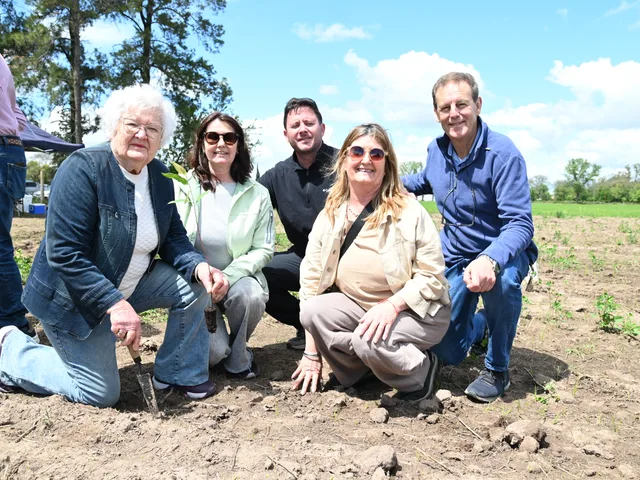 En el marco de su 75° aniversario, la Cooperativa implantó 2.100 árboles bajo la consigna “Un árbol por cada socio”. La jornada reunió a productores, familias de distintas generaciones, exconsejeros y colaboradores, como parte de su Plan de Celebración en Red.