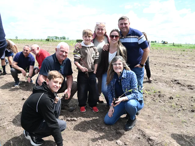 La Cooperativa Guillermo Lehmann inauguró en Pilar su tercera Reserva Forestal, en una jornada que tuvo como protagonistas a sus asociados y sus familias, quienes participaron de la plantación de nuevos ejemplares en un predio de dos hectáreas.  La actividad se desarrolló como parte del Plan de Celebración por el 75° aniversario de la institución, una agenda de iniciativas que comenzó el pasado 21 de mayo y que busca compartir este año especial con las personas, organizaciones y comunidades que forman parte de la historia de la Lehmann.  Bajo la consigna “Un árbol por cada socio”, se implantaron 2.200 eucaliptos clones, especies que se caracterizan por su importante capacidad de captura de carbono. La propuesta constituye una nueva acción dentro de la estrategia de sustentabilidad de la entidad, que contempla las dimensiones ambiental, económica y social.  El encuentro comenzó con las palabras de bienvenida del Presidente de la Cooperativa, Emmanuel Pietrobón, quien recibió a los productores de la región, integrantes de distintas familias, exconsejeros y colaboradores que se acercaron para acompañar esta iniciativa.  Uno de los aspectos más destacados fue el ambiente familiar que se generó durante la plantación. En algunos casos, tres generaciones de una misma familia, desde abuelos hasta nietos, compartieron la experiencia de plantar un árbol, dejando una imagen que reflejó especialmente el espíritu de esta celebración.  De esta manera, el concepto “Generación con generación”, que acompaña el aniversario institucional, encontró una expresión concreta. Cada ejemplar representa el reconocimiento a quienes contribuyeron al desarrollo de la Cooperativa y la posibilidad de proyectar ese legado hacia quienes continuarán construyendo su futuro.  La jornada también contó con la participación de la Dra. Jonicélia Araujo, Directora de la cátedra y Coordinadora de Programas y Relaciones Institucionales de la Facultad de Ciencias Agrarias de la Universidad Nacional del Litoral (FCA-UNL), quien estuvo acompañada por profesionales de esa casa de estudios.  Durante la actividad, los especialistas brindaron explicaciones sobre las características de las especies implantadas, su desarrollo y el aporte ambiental esperado. Esta participación dio continuidad al trabajo técnico que la Cooperativa viene realizando junto a la Universidad, aprovechando los conocimientos y las experiencias adquiridas en proyectos anteriores.  Tres Reservas Forestales, un compromiso que continúa creciendo  La inauguración de este nuevo espacio representa otro paso en un recorrido que la Lehmann comenzó en 2021, con la Reserva Forestal de San Agustín, donde se implantaron 4.900 árboles.  En 2024, en el marco de los 25 años del Grupo Juvenil, se concretó la segunda experiencia en Pilar, con la creación de la Reserva Forestal 25 Años de la Juventud, integrada por 1.980 ejemplares. Allí se utilizaron eucaliptos clones, las mismas especies elegidas para esta tercera iniciativa.  Con la incorporación del nuevo predio, la Cooperativa alcanza 9.080 árboles implantados en sus tres reservas forestales, consolidando un proceso que combina acciones ambientales, seguimiento profesional y aprendizaje continuo.  Estos proyectos forman parte de una mirada institucional que busca impulsar prácticas responsables y generar aportes concretos a los territorios donde la Lehmann desarrolla su actividad.  Una celebración compartida con quienes construyen nuestra historia  La inauguración tuvo un significado particular dentro de los festejos por los 75 años de la Cooperativa. En esta oportunidad, la celebración estuvo centrada en los asociados, quienes desde hace generaciones sostienen y dan sentido a la organización.  Ver a productores junto a sus hijos y nietos, compartiendo una actividad vinculada al cuidado del ambiente, permitió reflejar uno de los propósitos de este aniversario. Celebrar junto a otros, reconociendo el camino recorrido y generando acciones que permanezcan en el tiempo.  Los árboles que comenzaron a crecer en Pilar serán parte del paisaje de la comunidad durante los próximos años. También quedará el recuerdo de quienes participaron de su plantación y podrán regresar, con el paso del tiempo, para observar su desarrollo.  Con esta tercera Reserva Forestal, la Lehmann sumó una nueva acción a su Plan de Celebración en Red, reafirmando una manera de entender el cooperativismo que integra a las personas, fortalece los vínculos y promueve proyectos compartidos.  75 años. Generación con generación.  Un árbol por cada socio. Una huella que plantamos juntos y que queremos ver crecer.