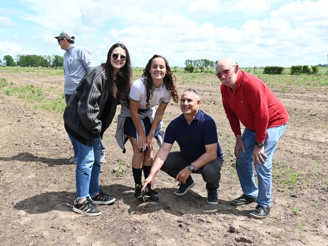 La Cooperativa Guillermo Lehmann inauguró en Pilar su tercera Reserva Forestal, en una jornada que tuvo como protagonistas a sus asociados y sus familias, quienes participaron de la plantación de nuevos ejemplares en un predio de dos hectáreas.  La actividad se desarrolló como parte del Plan de Celebración por el 75° aniversario de la institución, una agenda de iniciativas que comenzó el pasado 21 de mayo y que busca compartir este año especial con las personas, organizaciones y comunidades que forman parte de la historia de la Lehmann.  Bajo la consigna “Un árbol por cada socio”, se implantaron 2.200 eucaliptos clones, especies que se caracterizan por su importante capacidad de captura de carbono. La propuesta constituye una nueva acción dentro de la estrategia de sustentabilidad de la entidad, que contempla las dimensiones ambiental, económica y social.  El encuentro comenzó con las palabras de bienvenida del Presidente de la Cooperativa, Emmanuel Pietrobón, quien recibió a los productores de la región, integrantes de distintas familias, exconsejeros y colaboradores que se acercaron para acompañar esta iniciativa.  Uno de los aspectos más destacados fue el ambiente familiar que se generó durante la plantación. En algunos casos, tres generaciones de una misma familia, desde abuelos hasta nietos, compartieron la experiencia de plantar un árbol, dejando una imagen que reflejó especialmente el espíritu de esta celebración.  De esta manera, el concepto “Generación con generación”, que acompaña el aniversario institucional, encontró una expresión concreta. Cada ejemplar representa el reconocimiento a quienes contribuyeron al desarrollo de la Cooperativa y la posibilidad de proyectar ese legado hacia quienes continuarán construyendo su futuro.  La jornada también contó con la participación de la Dra. Jonicélia Araujo, Directora de la cátedra y Coordinadora de Programas y Relaciones Institucionales de la Facultad de Ciencias Agrarias de la Universidad Nacional del Litoral (FCA-UNL), quien estuvo acompañada por profesionales de esa casa de estudios.  Durante la actividad, los especialistas brindaron explicaciones sobre las características de las especies implantadas, su desarrollo y el aporte ambiental esperado. Esta participación dio continuidad al trabajo técnico que la Cooperativa viene realizando junto a la Universidad, aprovechando los conocimientos y las experiencias adquiridas en proyectos anteriores.  Tres Reservas Forestales, un compromiso que continúa creciendo  La inauguración de este nuevo espacio representa otro paso en un recorrido que la Lehmann comenzó en 2021, con la Reserva Forestal de San Agustín, donde se implantaron 4.900 árboles.  En 2024, en el marco de los 25 años del Grupo Juvenil, se concretó la segunda experiencia en Pilar, con la creación de la Reserva Forestal 25 Años de la Juventud, integrada por 1.980 ejemplares. Allí se utilizaron eucaliptos clones, las mismas especies elegidas para esta tercera iniciativa.  Con la incorporación del nuevo predio, la Cooperativa alcanza 9.080 árboles implantados en sus tres reservas forestales, consolidando un proceso que combina acciones ambientales, seguimiento profesional y aprendizaje continuo.  Estos proyectos forman parte de una mirada institucional que busca impulsar prácticas responsables y generar aportes concretos a los territorios donde la Lehmann desarrolla su actividad.  Una celebración compartida con quienes construyen nuestra historia  La inauguración tuvo un significado particular dentro de los festejos por los 75 años de la Cooperativa. En esta oportunidad, la celebración estuvo centrada en los asociados, quienes desde hace generaciones sostienen y dan sentido a la organización.  Ver a productores junto a sus hijos y nietos, compartiendo una actividad vinculada al cuidado del ambiente, permitió reflejar uno de los propósitos de este aniversario. Celebrar junto a otros, reconociendo el camino recorrido y generando acciones que permanezcan en el tiempo.  Los árboles que comenzaron a crecer en Pilar serán parte del paisaje de la comunidad durante los próximos años. También quedará el recuerdo de quienes participaron de su plantación y podrán regresar, con el paso del tiempo, para observar su desarrollo.  Con esta tercera Reserva Forestal, la Lehmann sumó una nueva acción a su Plan de Celebración en Red, reafirmando una manera de entender el cooperativismo que integra a las personas, fortalece los vínculos y promueve proyectos compartidos.  75 años. Generación con generación.  Un árbol por cada socio. Una huella que plantamos juntos y que queremos ver crecer.