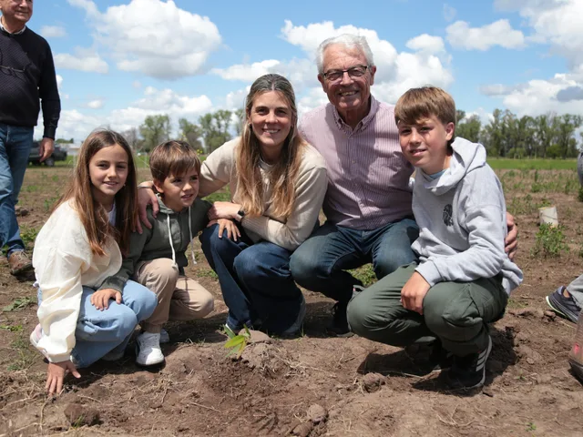 En el marco de su 75° aniversario, la Cooperativa implantó 2.100 árboles bajo la consigna “Un árbol por cada socio”. La jornada reunió a productores, familias de distintas generaciones, exconsejeros y colaboradores, como parte de su Plan de Celebración en Red.
