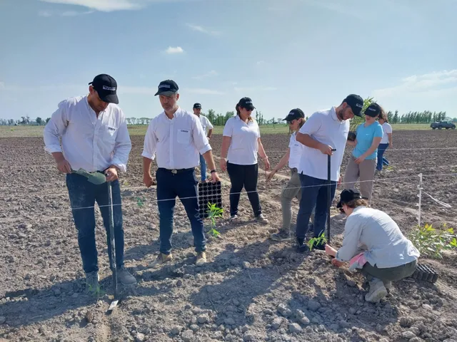 Colaboradores de la Lehmann y la UNL Iniciaron la Plantación en la Nueva Reserva Forestal