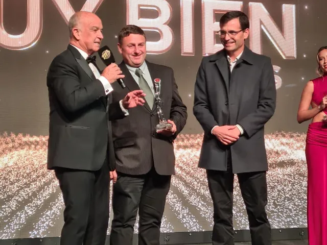 La Lehmann recibió el Muy Bien de Oro que entrega el periodista Martín Bustamante
