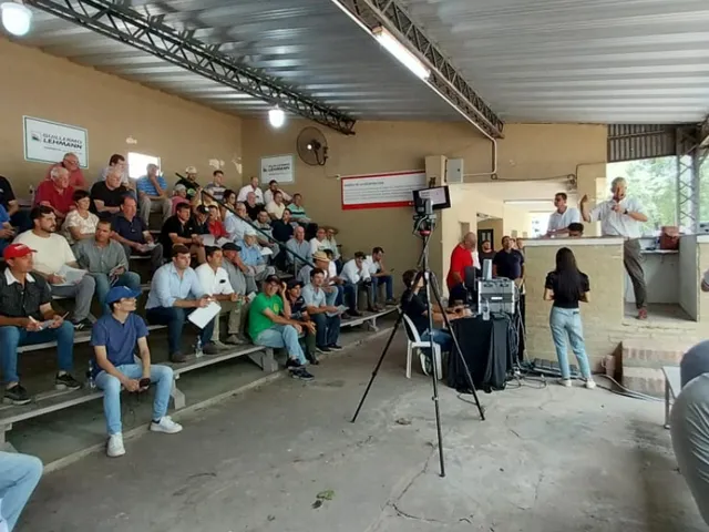 UNA BUENA CANTIDAD DE COMPRADORES ACOMPAÑARON EN EL ÚLTIMO REMATE RAZA CARNE DEL 2025